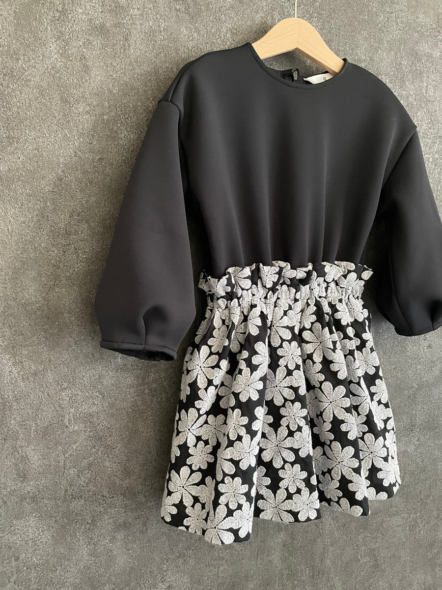 Embroidered flower culottes dress / black